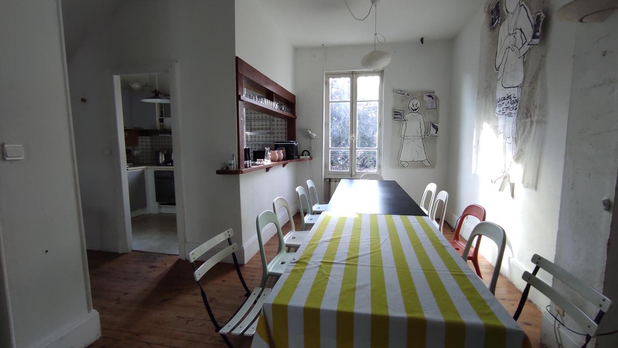 Grande Maison Ancienne Simple Et Spacieuse. Vichy Luaran gambar